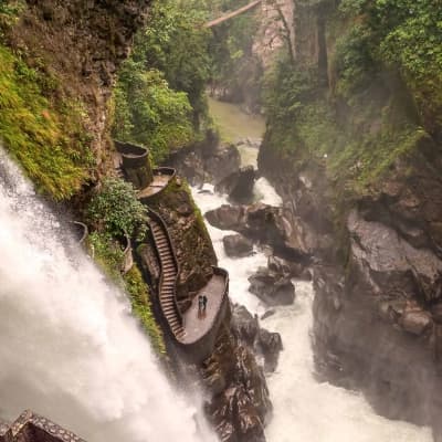 En nacelle au dessus du Rio de Pastaza